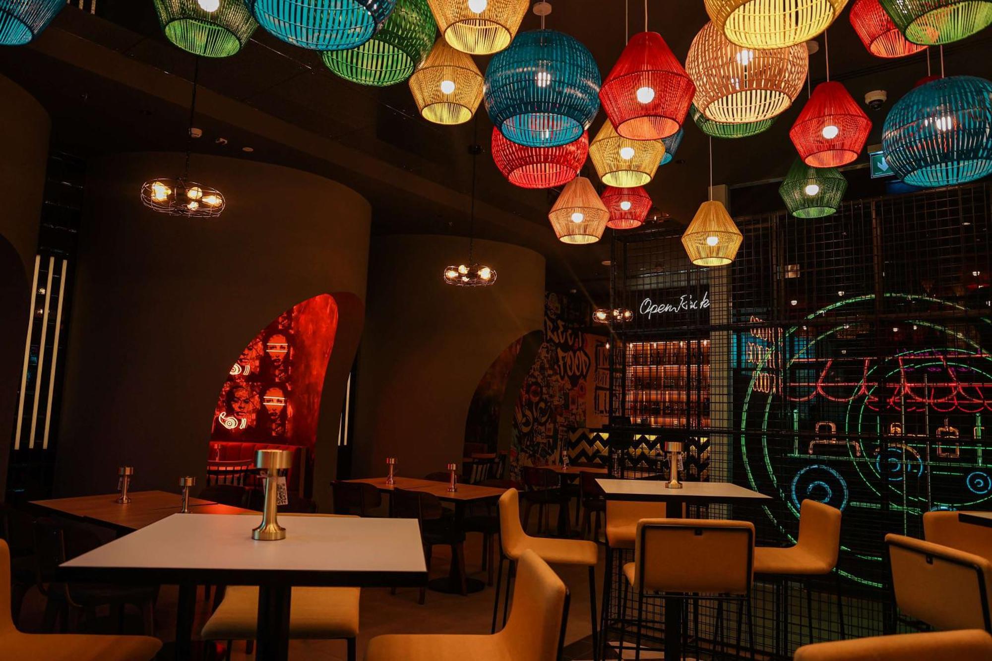 Doubletree By Hilton Fujairah City Экстерьер фото Interior of the restaurant