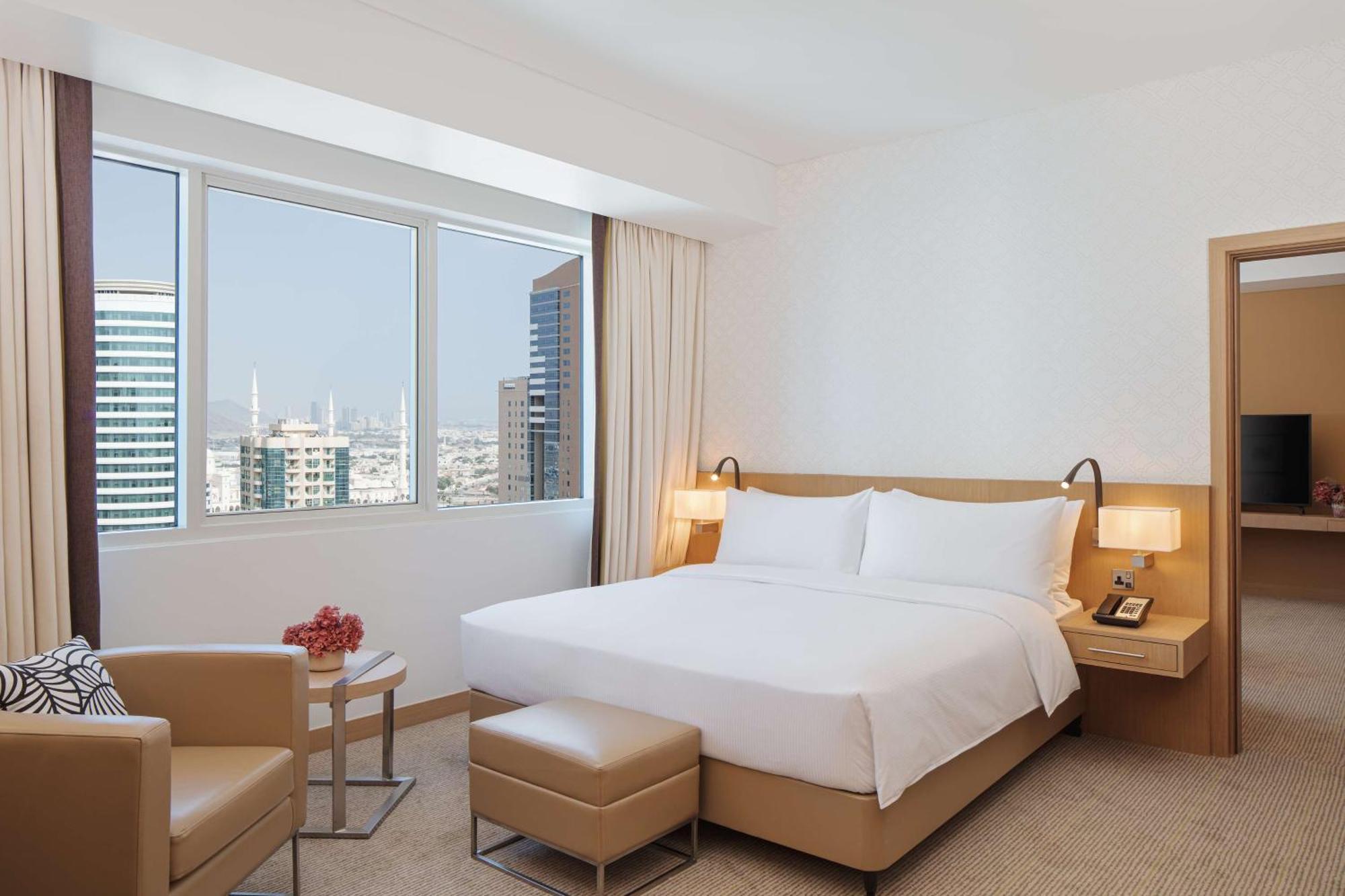 Doubletree By Hilton Fujairah City Экстерьер фото A bedroom at the hotel