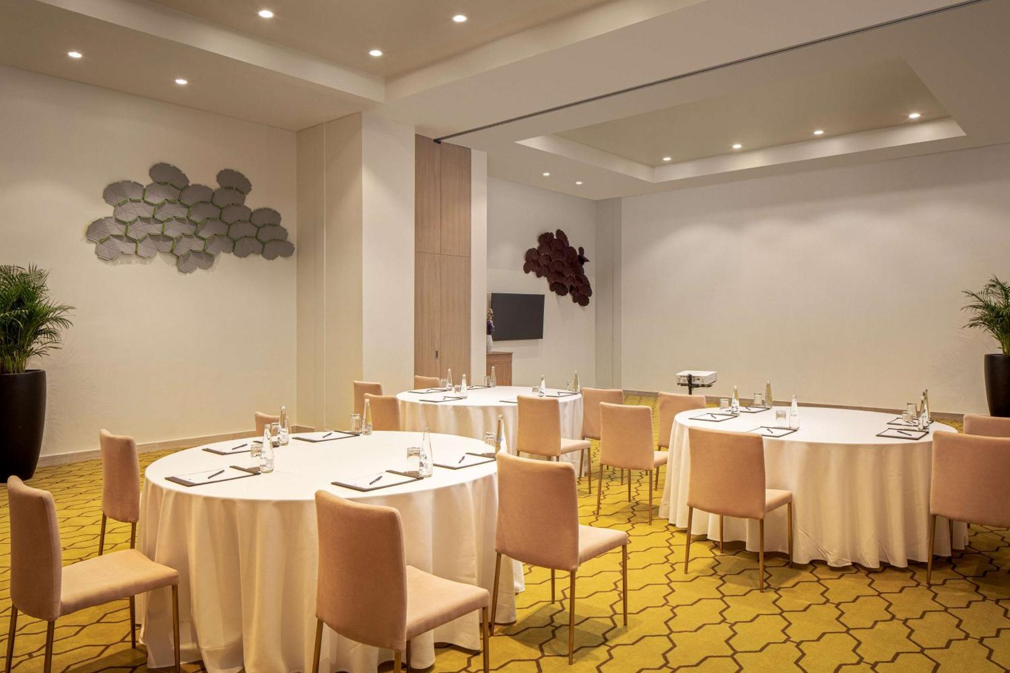 Doubletree By Hilton Fujairah City Экстерьер фото Meeting room