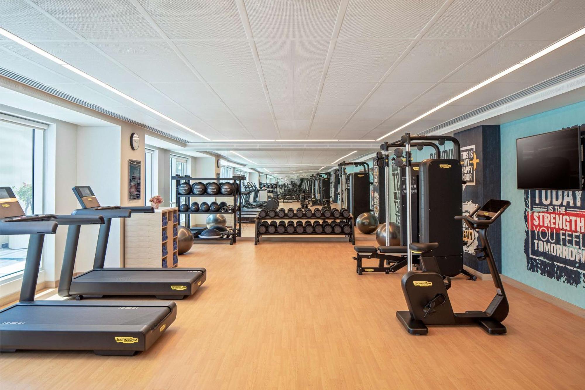 Doubletree By Hilton Fujairah City Экстерьер фото The gym at the hotel