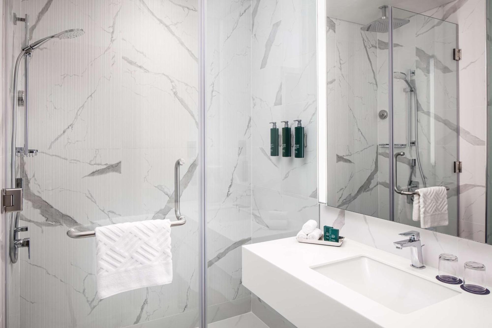 Doubletree By Hilton Fujairah City Экстерьер фото Bathroom