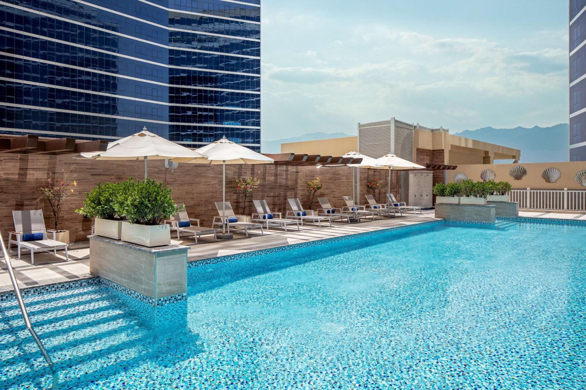 Doubletree By Hilton Fujairah City Экстерьер фото The swimming pool at the hotel