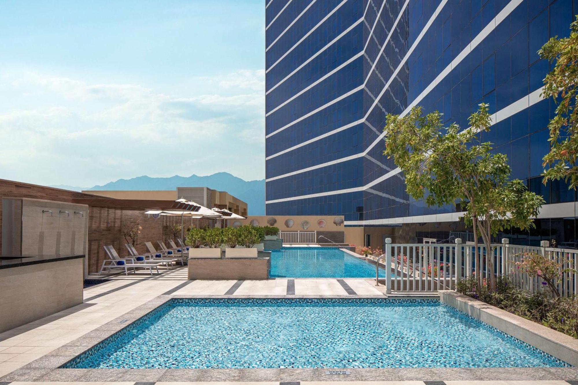 Doubletree By Hilton Fujairah City Экстерьер фото The swimming pool